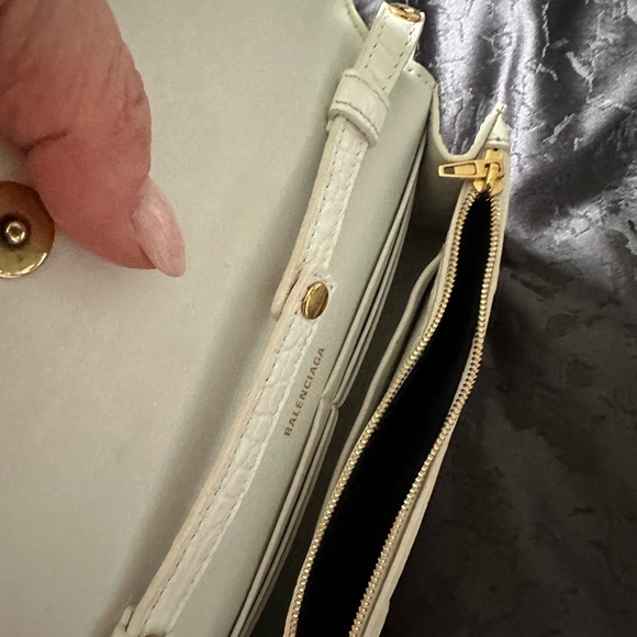 Balenciaga HOURGLASS WALLET ON CHAIN CROCODILE EMBOSSED IN WHITE - Picture 9 of 10
